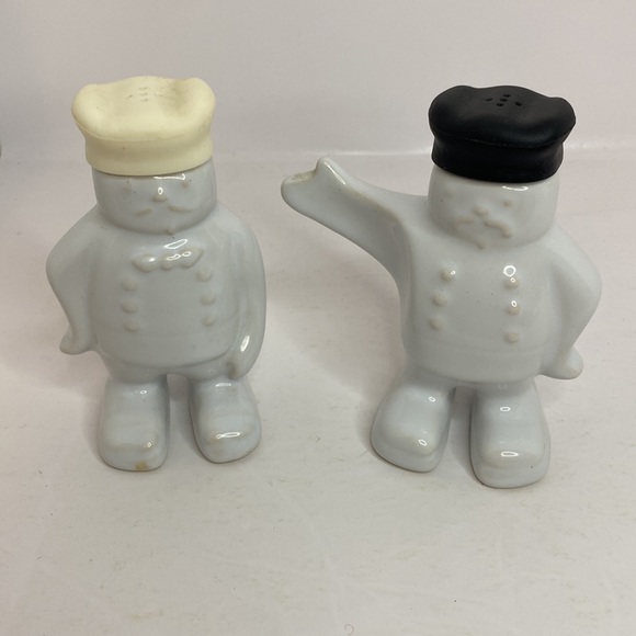 Salt and Pepper Shakers Hugging Chefs - Picture 2 of 15